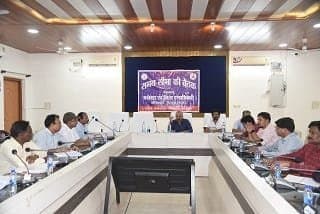 कार्यालयीन समय में कार्यालयों में अधिकारी कर्मचारियों को अनिवार्य रूप से उपस्थित रहने के निर्देश