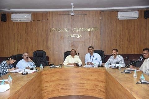 सीजीएमएससी द्वारा किए जा रहे निर्माण कार्यों की समीक्षा करने सरगुजा संभागायुक्त श्री जी आर चुरेंद्र ने अधिकारियों एवं ठेकेदारों की ली बैठक