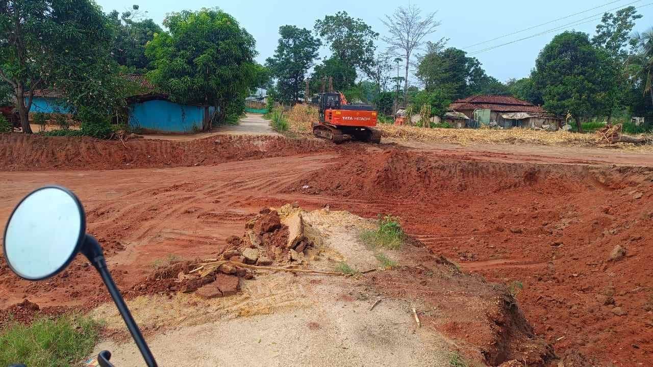 Ambikapur: बाईपास निर्माण में लापरवाही: ग्रामीणों को हो रही भारी परेशानी, हादसे की आशंका