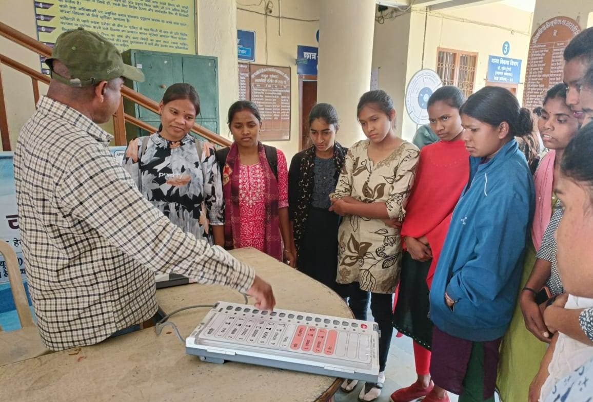 Ambikapur news : ईवीएम प्रदर्शनी के माध्यम से मतदान प्रक्रिया के सम्बन्ध में मतदाताओं को दी गई जानकारी, शत-प्रतिशत मतदान हेतु किया गया प्रेरित