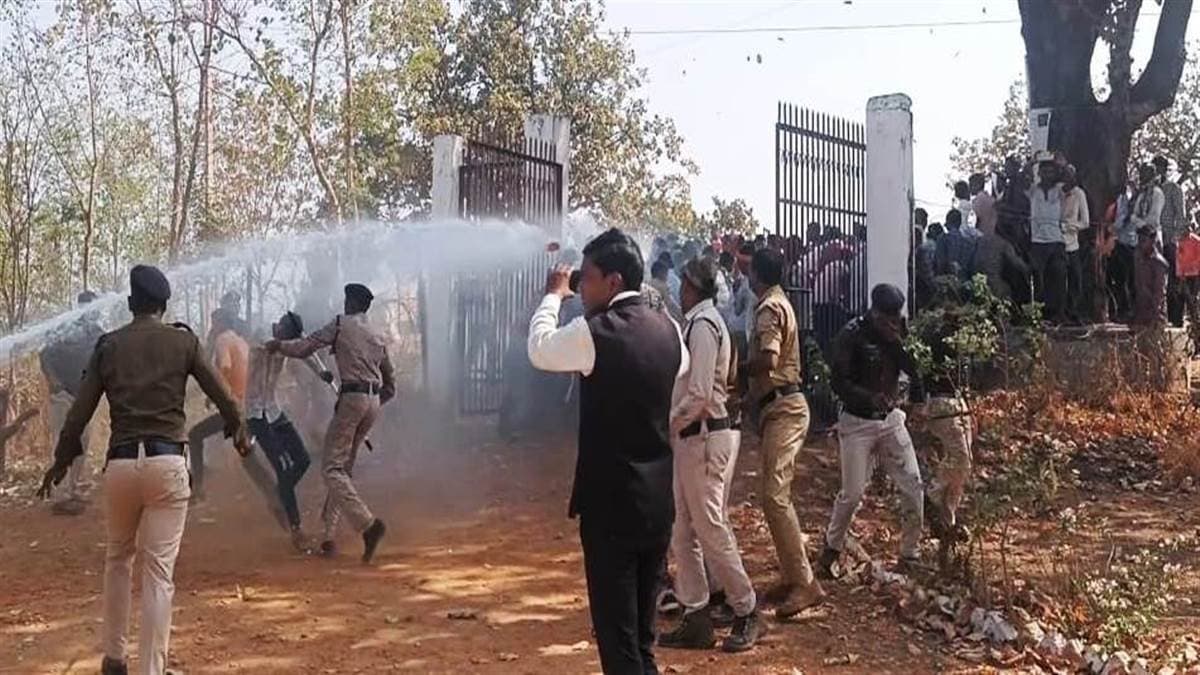 wadafnagarNews@आरोपितों को नहीं पकड़ रही पुलिस, भीड़ ने घेरा थाना