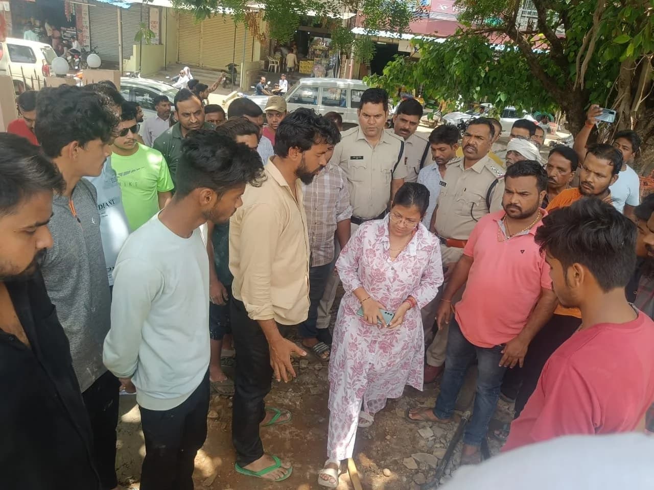 अपने ही जमीं पर नहीं होने दिया जा रहा मरम्मत,,,एसडीएम की भूमिका संदेहास्पद,,