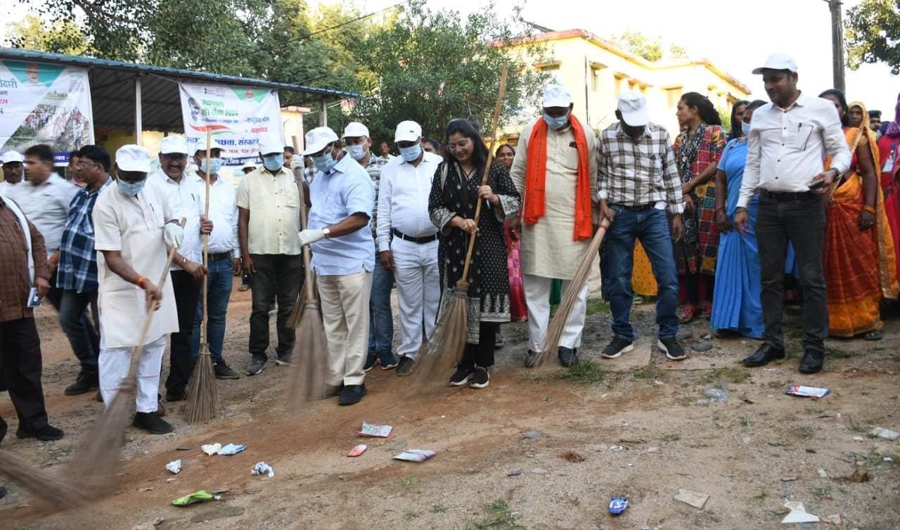 स्वच्छता ही सेवा अभियान में शामिल हुए मंत्री श्री नेताम