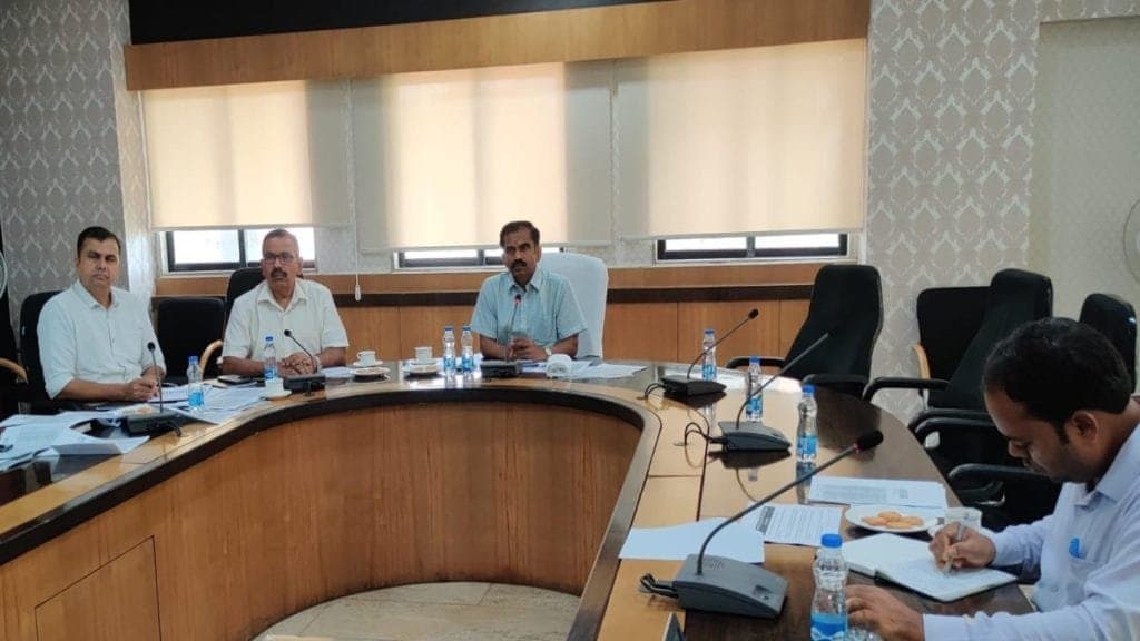 CG HSRP NEWS : हाई सिक्योरिटी नंबर प्लेट को लेकर सचिव सह परिवहन आयुक्त ने ली बैठक, आर्डर की संख्या डबल करने और नियम विरुद्ध कार्य पर सख्त कार्रवाई के दिए निर्देश