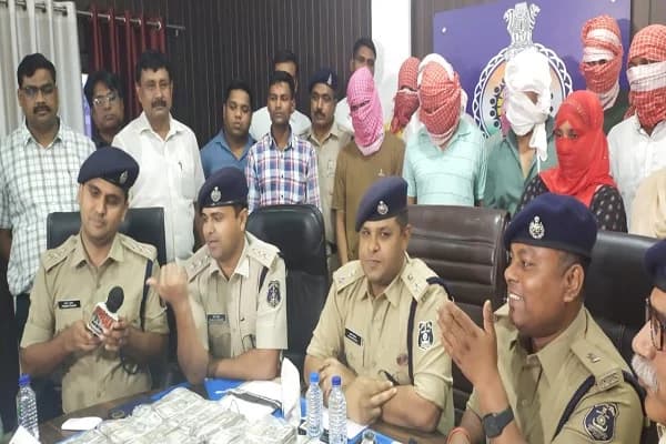 ईडी के अंतर्राज्यीय फर्जी अफसरों पर दुर्ग पुलिस पड़ी भारी: 30 घंटे ताबड़तोड़ एक्शन, 2500 किलोमीटर दौड़ाई सरकारी गाड़ी 9 आरोपी अरेस्ट 1.25 करोड़ की रकम जब्त