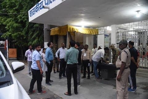 उप मुख्य निर्वाचन पदाधिकारी श्री विनय अग्रवाल ने पॉलीटेक्निक कॉलेज अम्बिकापुर स्थित स्ट्रांग रूम की सुरक्षा और मतगणना की तैयारियों का लिया जायजा