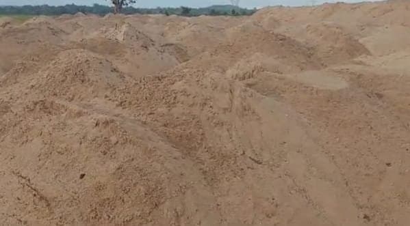 अधिकारियों के संरक्षण में चल रहा है,, रेत का अवैध उत्खनन