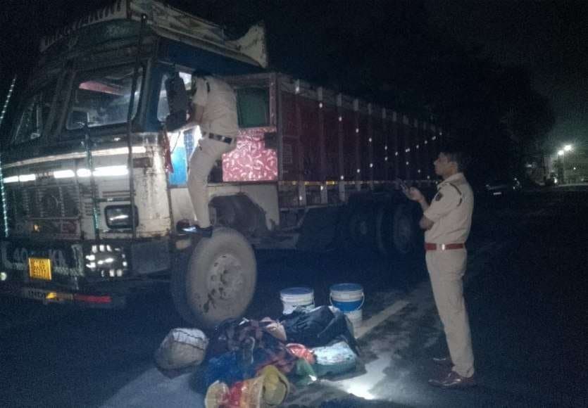 Raigarh Bank Robbery : रायगढ़ बैंक में 5.62 करोड़ की डकैती के 5 आरोपी झारखंड बॉर्डर पर गिरफ्तार, ट्रक से भाग रहे थे डकैत,पढ़े पूरी खबर