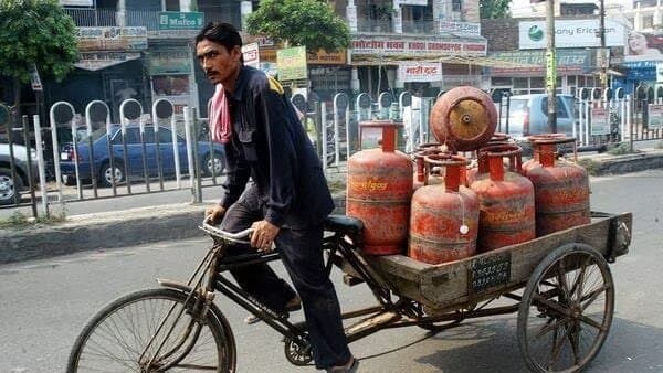उज्ज्वला योजना फेल ! 70% ने की गैस सिलेंडर से तौबा, फिर चूल्हा फूंक रहीं गरीब महिलाएं, बुझ गई उज्ज्वला योजना?
