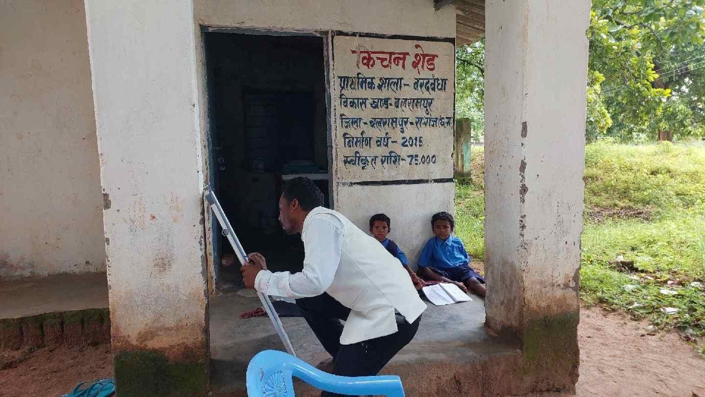 बलरामपुर में किचन शेड के बरामदे में स्कूल, 3 बच्चों के लिए 2 टीचर - School in Verandah