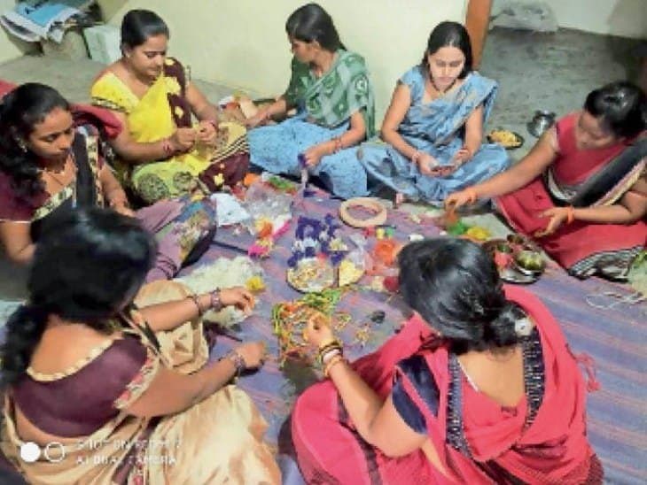 Raksha Bandhan 2023: भाइयों के हाथों में सजेगी गोबर से बनी राखियां, जोरो से चल रही मार्केटिंग , पड़े पूरी खबर