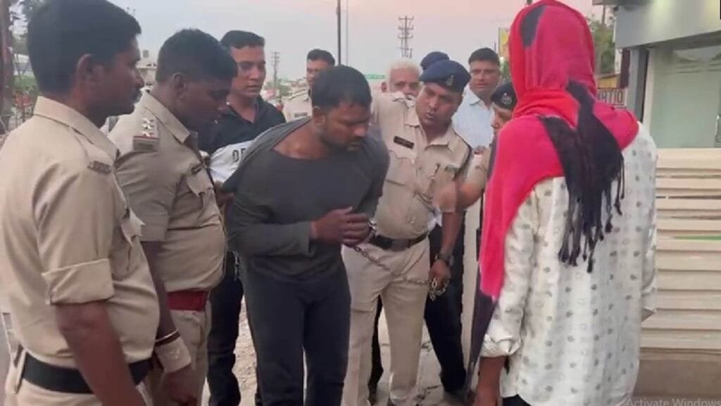 Crime News गुंडागर्दी करने वाले बदमाश की पुलिस ने निकाली हेकड़ी ,बीच बाजार निकाला जुलूस