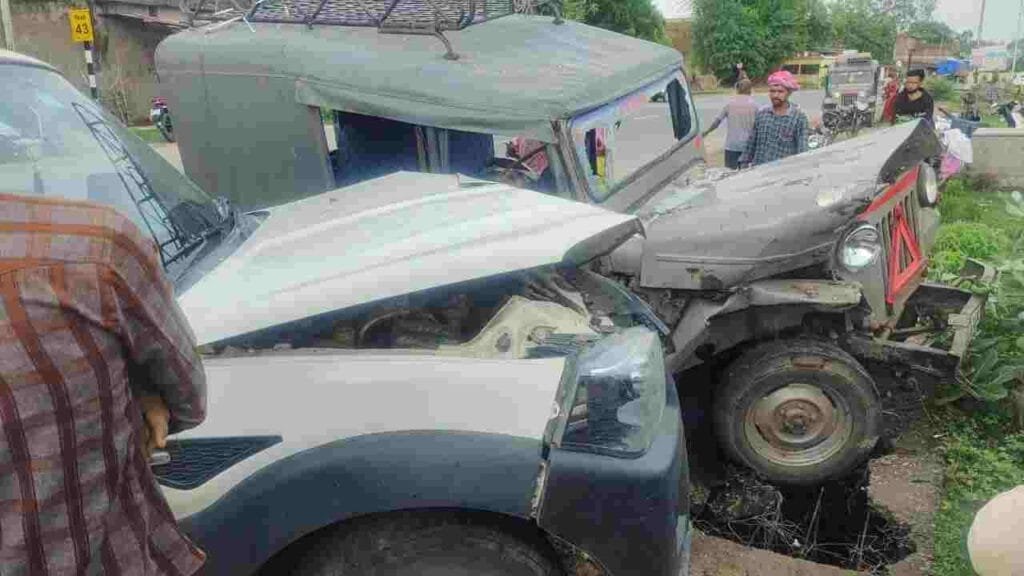 AccidentNews तेज रफ्तार में आ रही स्कॉर्पियो ने टक्कर मारी जिससे खड़ी जीप की परखच्चे उड़ गए जांच में जुटी पुलिस कर्मी