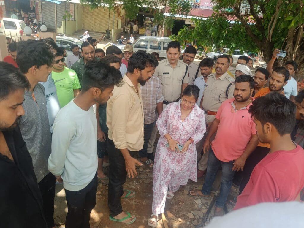 अपने ही जमीं पर नहीं होने दिया जा रहा मरम्मत,,,एसडीएम की भूमिका संदेहास्पद,,