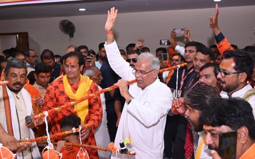 CM News :हाथों में जलाभिषेक का जल थामे कांवड़ लेकर मुख्यमंत्री ने किया दिव्य कांवड़ यात्रा का शुभारंभ ,पड़े पूरी खबर