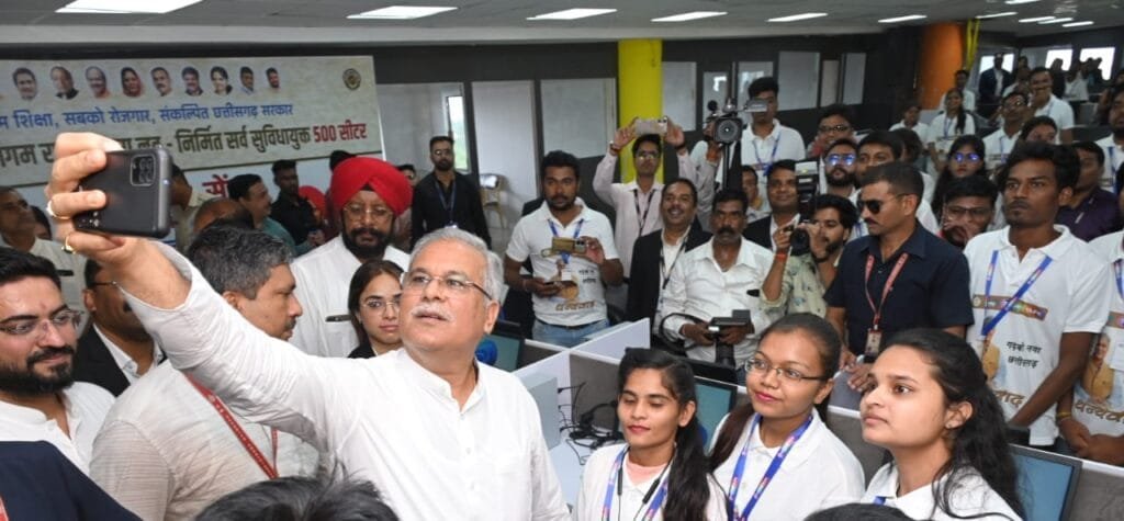 मुख्यमंत्री श्री भूपेश बघेल ने जन्मदिन पर युवाओं को दिया बीपीओ का तोहफा ,CM ने दिए 100 युवाओं को जॉब लेटर ,पड़े पूरी खबर