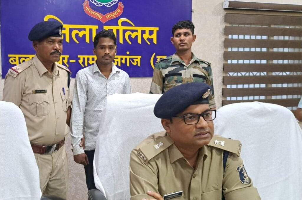 Balrampur News :पुलिस ने किया 8 लाख के ईनामी नक्सली को गिरफ्तार..CRPF के जवानों पर भी की थी फायरिंग!..