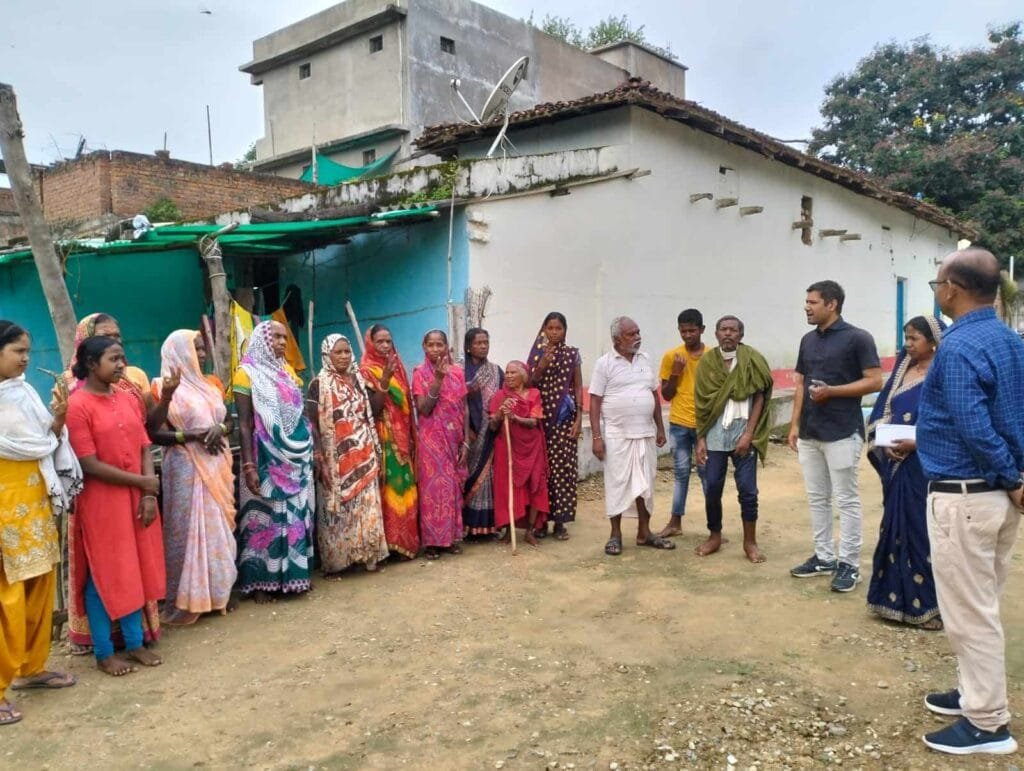 Ambikapur News : मतदाता जागरूकता कार्यक्रम अंतर्गत विद्यालयों में विभिन्न गतिविधियों का हो रहा आयोजन कम मतदान प्रतिशत वाले क्षेत्रों में घर-घर सम्पर्क अभियान जारी