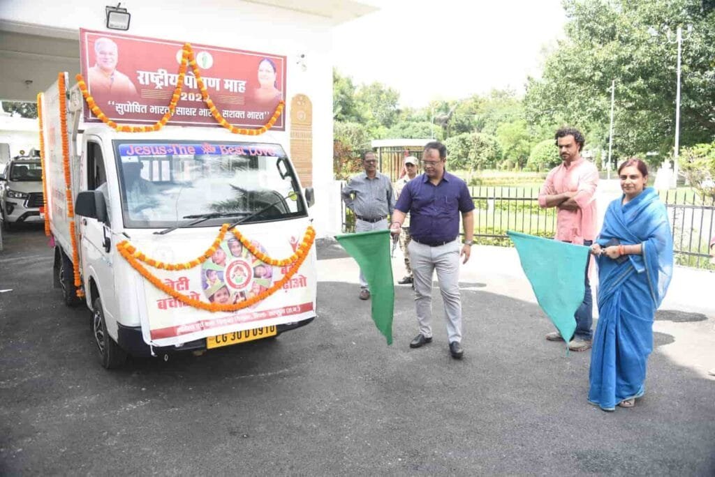 Ambikapur News : राष्ट्रीय पोषण माह एवं बेटी बचाओ-बेटी पढ़ाओ अभियान के तहत कलेक्टर श्री कुन्दन कुमार, महिला बाल विकास एवं स्वास्थ्य समिति अध्यक्ष श्रीमती सरला सिंह ने हरी झंडी दिखाकर किया जागरूकता रथ रवाना