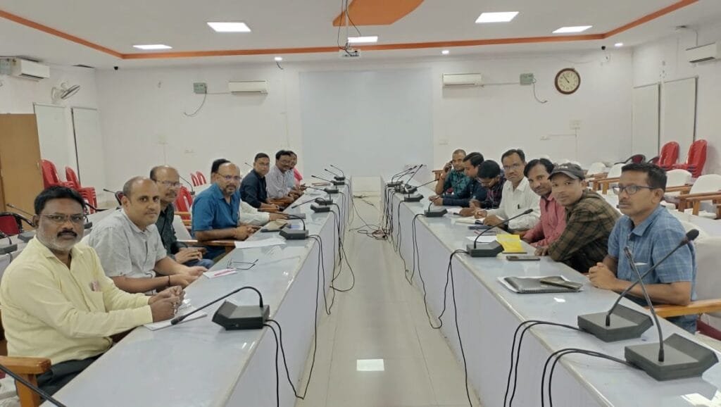 Ambikapur News : नाम निर्देशन की कार्यवाही हेतु रिटर्निंग ऑफिसर, सहायक रिटर्निंग ऑफिसर तथा कर्मचारियों के प्रशिक्षण का हुआ आयोजन