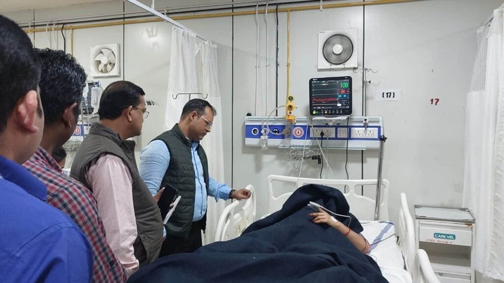 उदयपुर में सड़क दुर्घटना ग्रस्त परिवार से कलेक्टर श्री कुन्दन ने स्वयं जिला चिकित्सालय पहुंचकर की मुलाकात कलेक्टर ने सीएमएचओ को मरीजों को प्राथमिकता के साथ सभी आवश्यक स्वास्थ्य सुविधाएं उपलब्ध कराने के दिए निर्देश