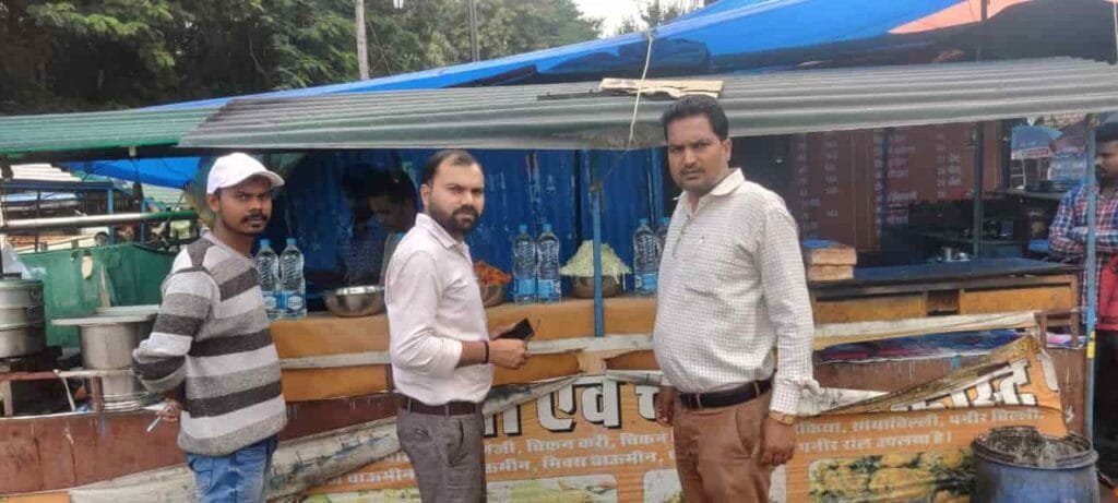 त्यौहारों को देखते हुए मिठाई दुकानों से मिष्ठानों का लिया गया सैंपल