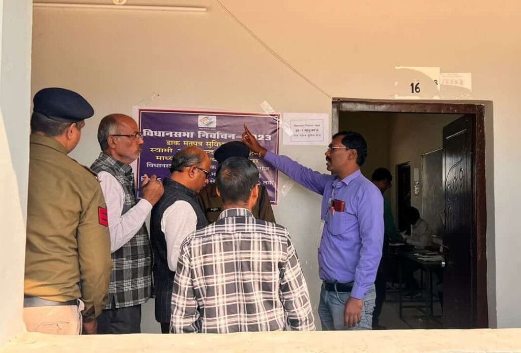 मतदान कर्मचारियों का द्वितीय प्रशिक्षण सम्पन्न मास्टर ट्रेनरों ने मतदान कर्मचारियों को मतदान प्रक्रिया की विस्तृत जानकारी दी