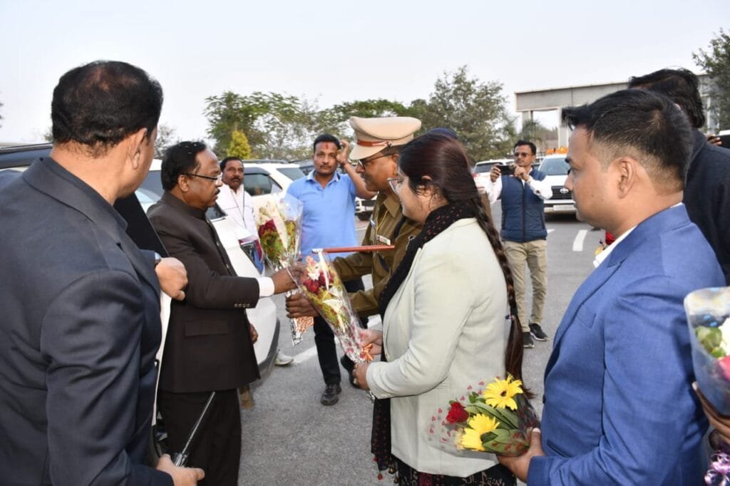 कैबिनेट मंत्री श्री रामविचार नेताम को दिया गया गार्ड ऑफ ऑनर