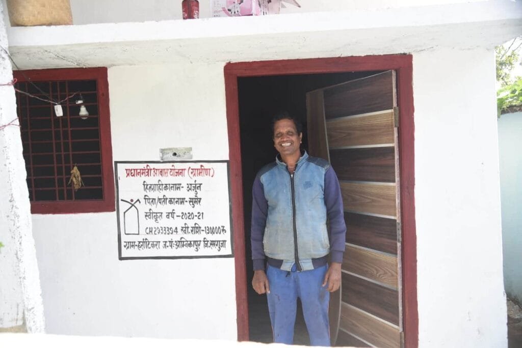 प्रधानमंत्री आवास योजनाः पक्के घर से समाज मे बढ़ी इज्जत, अब आत्मविश्वास के साथ लोगों से होता है मिलना-जुलना