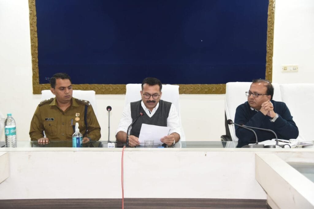 विभिन्न चालक संघों और संगठनों के पदाधिकारियों के साथ कलेक्टर और एसपी ने की बैठक