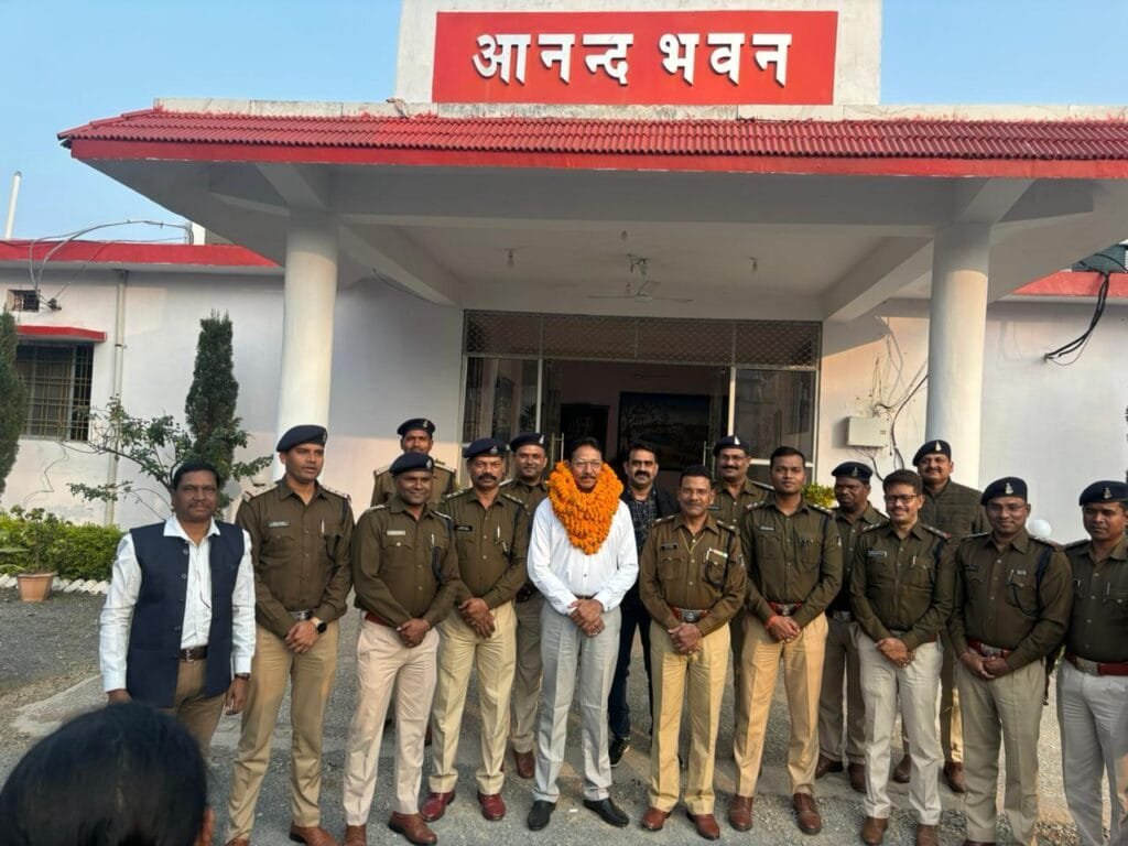 सेवानिवृत्त हुए एसडीओपी रामानुजगंज श्री नारद सूर्यवंशी, पुलिस अधीक्षक बलरामपुर साल श्रीफल व स्मृति चिन्ह देकर किया सम्मानित।