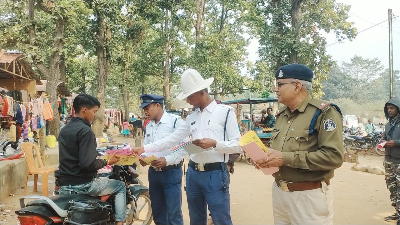 चांदो चौक एवं सप्ताहिक बाजार बलरामपुर मे आमजन को दी गई यातायात संबंधी जानकारी।