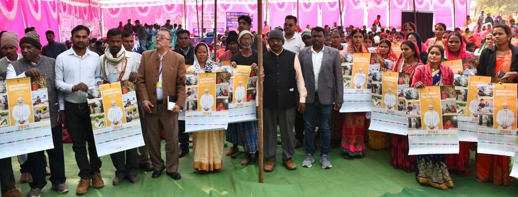 विकसित भारत संकल्प यात्रा रथ पहुंची बगरा संयुक्त सचिव भारत सरकार श्री पदम लाल नेगी ने शिविर का किया अवलोकन समाज के अंतिम व्यक्ति तक लाभ पहुंचाना विकसित भारत संकल्प यात्रा का मुख्य उद्देश्य