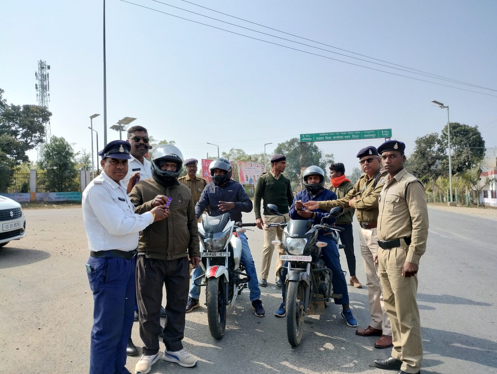 जिले के विभिन्न थाना/चौकी मे यातायात नियमों का पालन करने वाले आम जनता को चॉकलेट/टॉफी से किया गया उत्साहवर्धन
