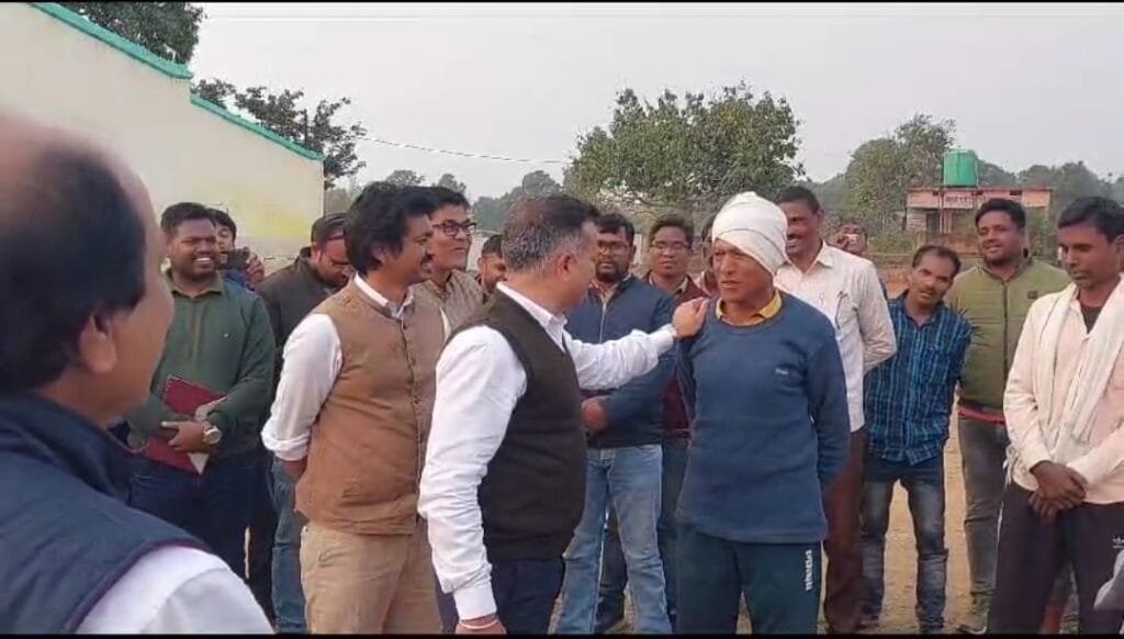 सरगुजा के नवनियुक्त कलेक्टर पदभार ग्रहण करते ही उतरे फील्ड पर, पीएम जनमन योजना के क्रियान्वयन और पीएम संवाद की तैयारियों का ग्राम खाला पहुंचकर लिया जायजा