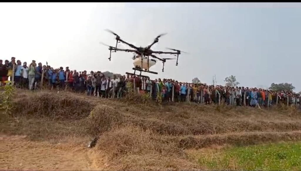 ड्रोन से नैनो फर्टिलाइजर के छिड़काव के डेमो में बड़ी संख्या में किसान हुए शामिल, उदयपुर के केदमा में विकसित भारत संकल्प यात्रा शिविर स्थल पर हुआ प्रदर्शन
