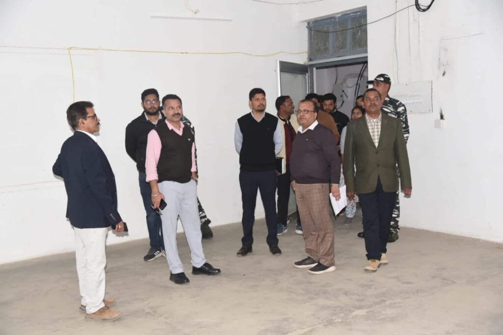 लोकसभा निर्वाचन 2024 कलेक्टर श्री विलास भोस्कर ने पॉलिटेक्निक कॉलेज स्थित स्ट्रांग रूम एवं मतगणना कक्ष का किया निरीक्षण