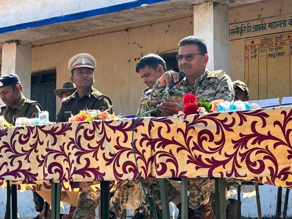 जिला बलरामपुर के दुर्गम अंचल सामरीपाठ (हाई स्कूल) में पुलिस अधीक्षक बलरामपुर द्वारा किया गया यातायात जागरूकता कार्यक्रम का आयोजन