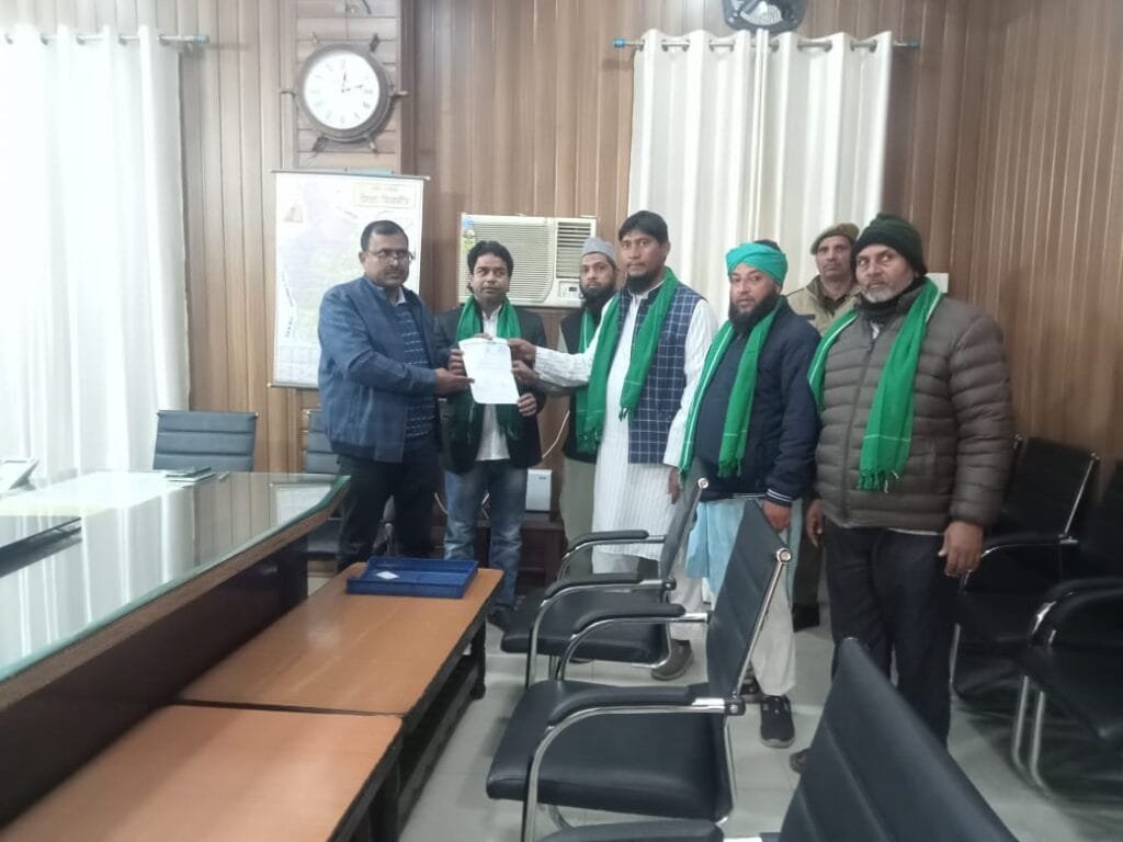 योगी सरकार ने लोकसभा चुनाव से पहले गन्ना किसानों को दिया तोहफा, 20 रुपए प्रति क्विंटल बढ़ा गन्ने का एम एस पी योगी सरकार ने लोकसभा चुनाव से पहले गन्ना किसानों को दिया तोहफा, 20 रुपए प्रति क्विंटल बढ़ा गन्ने का एम एस पी रिपोर्टर महेंद्र सिंह लहरिया उत्तर प्रदेश गन्ने का भाव : लोकसभा चुनाव से पहले उत्तर प्रदेश के गन्ना किसानों को सूबे की सरकार ने बड़ी सौगात दे दी है। पेराई सत्र 2023-24 के लिए गन्ना मूल्य बढ़ गए हैं। लंबे समय से किसानों की मांग थी कि गन्ने के दाम बढ़ाए जाएं। अब सूबे की योगी सरकार ने गन्ने का एमएसपी 20 रुपए प्रति क्विंटल बढ़ा दिया है। गत वर्ष भी किसान संगठनों की मांग के बाद भी प्रदेश सरकार ने मूल्य वृद्धि नहीं की थी। गन्ना किसान गत वर्ष से ही 50 रुपये प्रति क्विंटल गन्ना मूल्य बढ़ाने की मांग प्रदेश सरकार से कर रहे थे। उत्तर प्रदेश सरकार किसानों का गन्ना मूल्य आज तक नहीं बढ़ा या गन्ना का भुगतान नहीं हो रहा है। किसानों का कहना है कि 10 से 15 दिनों में भुगतान नहीं हुआ। राष्ट्रीय अध्यक्ष किसान संघ शक्ति संगठन धरने पर बैठेंगे। जिसकी जुम्मेदाहरी सरकार के होगी। हम लोग अनिश्चित कलिन धरना देंगे जब तक हमारे मागे पूरे नहीं होंगे तब तक हम धरने पर रहेंगे. सौरव यादव राष्ट्रीय अध्यक्ष एकता किसान यूनियन शक्ति संगठन का कहना है हमारा संगठन अनिश्चत कलिन समय के लिए संगठन के साथ धरने पर रहेंगे. जब तक हमारे मागे पूरे नहीं होंगे तब तक हम डरने पर रहेंगे डिजिटल डेस्क, लखनऊ। लोकसभा चुनावों से पहले उत्तर प्रदेश के गन्ना किसानों के लिए खुशखबरी आ गई है। पेराई सत्र 2023-24 के लिए गन्ना मूल्य बढ़ गए हैं। गन्ने की अगैती प्रजातियों के लिए गत वर्ष के 350 रुपये प्रति कुंतल मूल्य को बढ़ाकर 370 रुपये प्रति कुंतल का मूल्य निर्धारित किया गया है। सूबे की योगी सरकार ने गन्ना किसानों को बड़ी सौगात दी है। सामान्य प्रजाति के लिए गत वर्ष के 340 रुपये प्रति कुंतल के मूल्य को बढ़ाकर 360 रुपये प्रति कुंतल का मूल्य तय किया गया। एसएपी में 20 रुपये प्रति क्विंटल वृद्धि की गई है। वहीं, अनुपयुक्त प्रजाति के लिए गन्ना मूल्य गत वर्ष 335 रुपये प्रति कुंतल था, जिसे बढ़ाकर 355 रुपये प्रति कुंतल किया गया। पहले ये थे मूल्य बता दें कि पहले गन्ने का मूल्य अगैती प्रजाति के लिए 350 रुपये, सामान्य के लिए 340 रुपये और अस्वीकृत प्रजाति के लिए 335 रुपये प्रति क्विंटल थे। सभी श्रेणियों में 20-30 रुपये प्रति क्विंटल तक की वृद्धि की गई है। प्रदेश सरकार ने वर्ष 2021 में गन्ने का मूल्य 25 रुपये प्रति क्विंटल बढ़ाया था। गन्ना किसान कर रहे थे ये मांग गत वर्ष भी किसान संगठनों की मांग के बाद भी प्रदेश सरकार ने मूल्य वृद्धि नहीं की थी। गन्ना किसान गत वर्ष से ही 50 रुपये प्रति क्विंटल गन्ना मूल्य बढ़ाने की मांग प्रदेश सरकार से कर रहे थे। उत्तर प्रदेश सरकार किसानों का गन्ना मूल्य आज तक नहीं बढ़ा या गन्ना का भुगतान नहीं हो रहा है। किसानों का कहना है कि 10 से 15 दिनों में भुगतान नहीं हुआ। राष्ट्रीय अध्यक्ष किसान संघ शक्ति संगठन धरने पर बैठेंगे। जिसकी जुम्मेदाहरी सरकार के होगी। हम लोग अनिश्चित कलिन धरना देंगे जब तक हमारे मागे पूरे नहीं होंगे तब तक हम धरने पर रहेंगे. सौरव यादव राष्ट्रीय अध्यक्ष एकता किसान यूनियन शक्ति संगठन का कहना है हमारा संगठन अनिश्चत कलिन समय के लिए संगठन के साथ धरने पर रहेंगे. जब तक हमारे मागे पूरे नहीं होंगे तब तक हम डरने पर रहेंगे