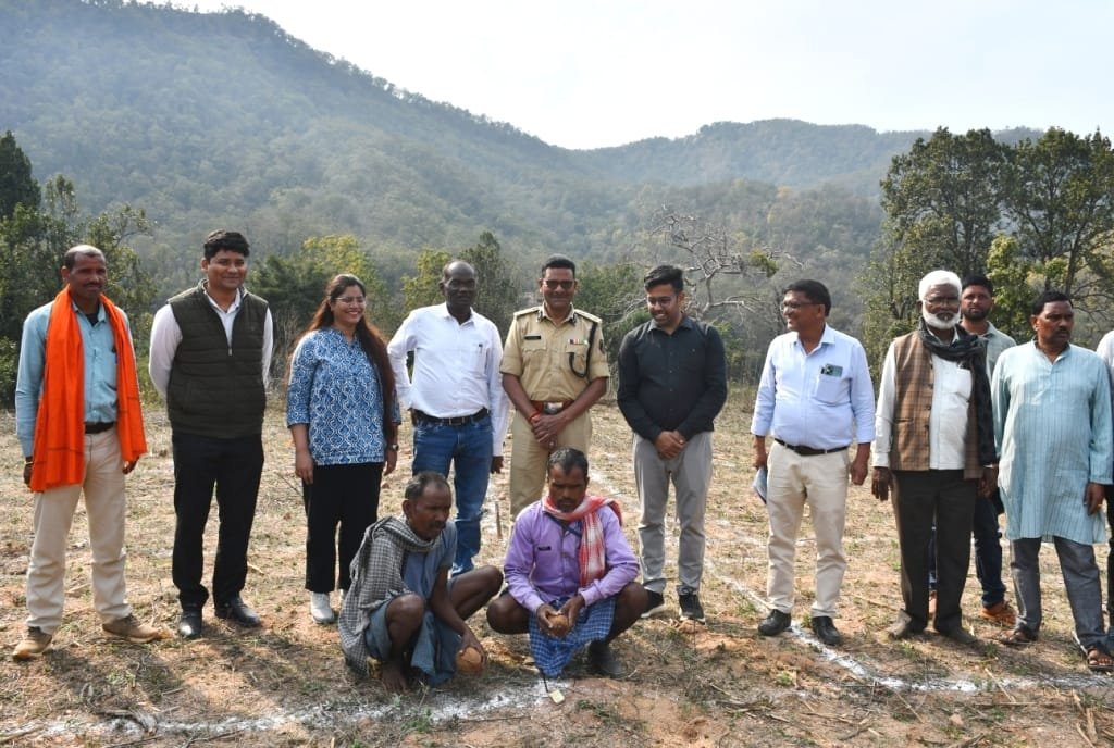 मुख्यमंत्री मंशानुरूप विशेष पिछड़ी जनजाति के नवसृजन के लिए आजादी के बाद पहली बार भुताही गांव पहुंचा सुशासन लगाई जन चौपाल, सुनी ग्रामीणों की समस्याएं ग्रामीणों एवं बच्चों के साथ जमीन पर बैठकर किया न्योता भोज