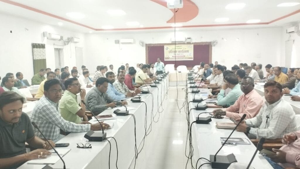 सेक्टर अधिकारियों को ईवीएम, वीवीपैट, बैलेट यूनिट की जानकारी के साथ-साथ पोलिंग पार्टी व पूरी मतदान प्रक्रिया के सम्बंध में दिया गया प्रशिक्षण