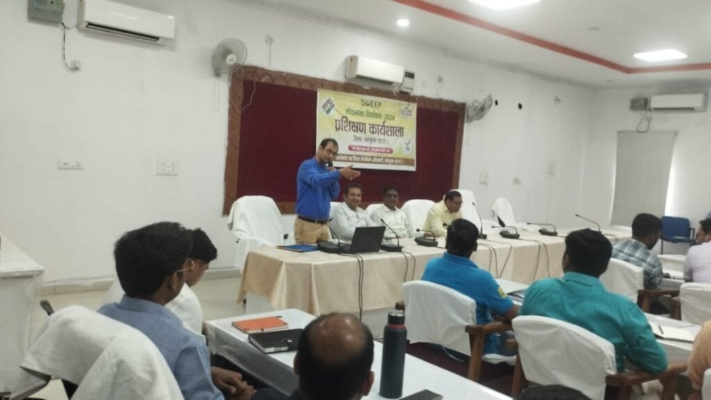 लोकसभा निर्वाचन 2024 हेतु माइक्रो ऑब्जर्वर एवं ईवीएम कमीशनिंग स्टाफ का प्रशिक्षण सम्पन्न