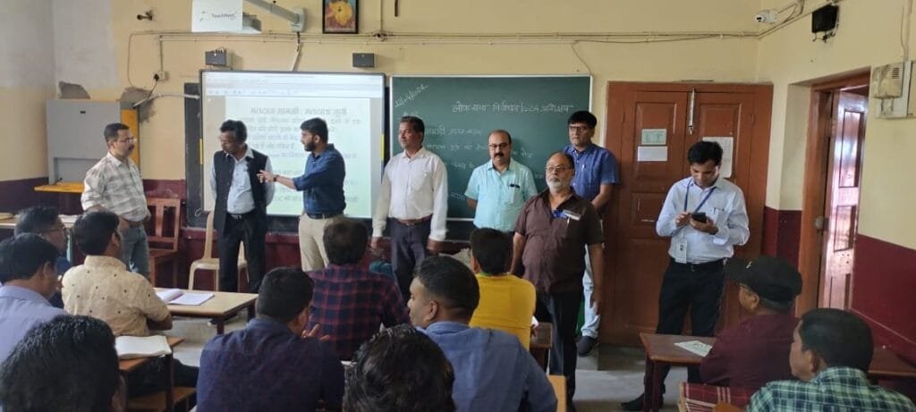 मतदान अधिकारी क्रमांक 02 और 03 को मतदान प्रक्रिया का दिया गया प्रशिक्षण