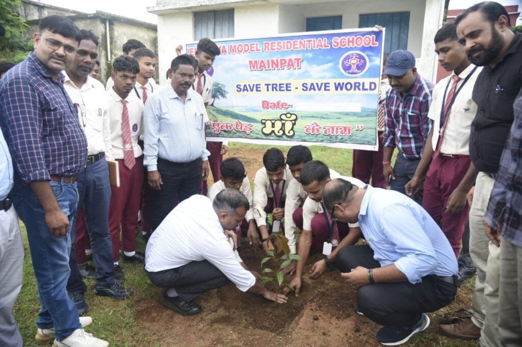 एकलव्य बालक आवासीय विद्यालय के शिक्षकों की कलेक्टर श्री भोसकर ने ली बैठक, अच्छी शिक्षा प्रदान करने किया प्रेरित