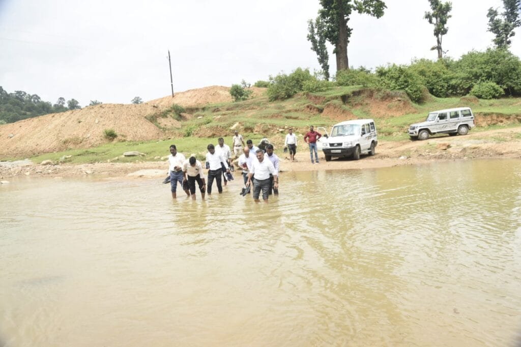 मैनपाट के सुदूर क्षेत्रों में कहीं पथरीले जटिल मार्ग तो कहीं नदी पार कर पैदल ही चलकर कलेक्टर श्री भोसकर ने देखी व्यवस्था, दिए आवश्यक दिशा-निर्देश
