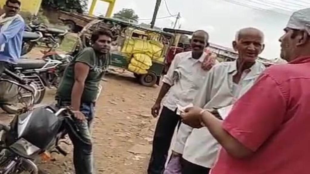 Black marketing of fertilizer coupons in Morena, MP… Brokers are selling them to helpless farmers for Rs 50,मप्र के मुरैना में खाद के कूपन की भी कालाबाजारी… मजबूर किसानों को 50 रुपये में बेच रहे दलाल Black marketing of fertilizer coupons in Morena, MP… Brokers are selling them to helpless farmers for Rs 50,मप्र के मुरैना में खाद के कूपन की भी कालाबाजारी... मजबूर किसानों को 50 रुपये में बेच रहे दलाल