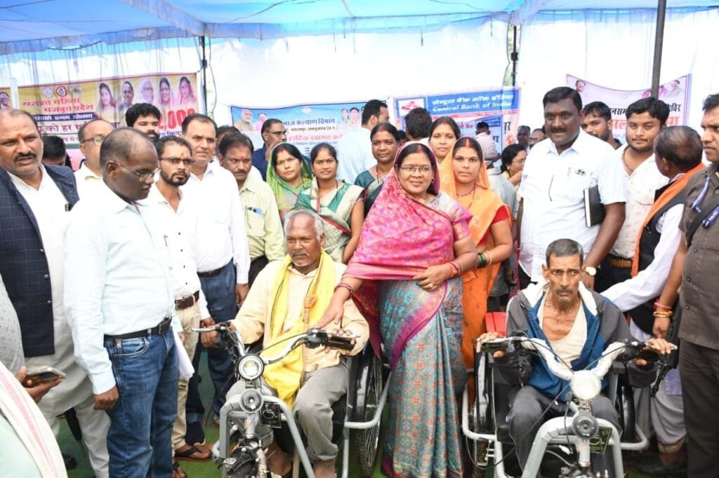 झिंगो में जिला स्तरीय जनसमस्या निवारण शिविर का किया गया आयोजन सामरी विधायक श्रीमती उद्धेश्वरी पैकरा हुई शामिल हितग्राही मूलक योजनाओं से ग्रामीणों को किया गया लाभान्वित