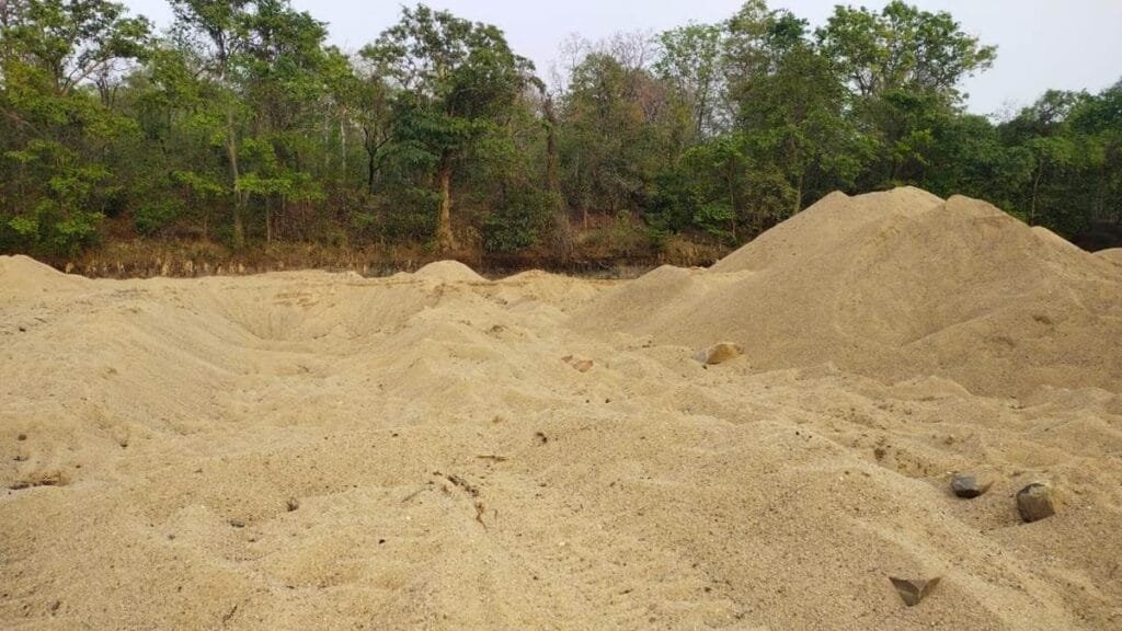 मुरैना के सबलगढ़ में रेत की खदान धंसकी, तीन दबे, एक की मौत