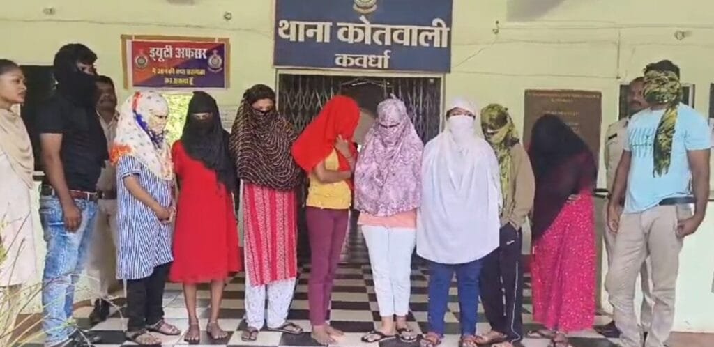 Sex Racket : कवर्धा जिले में सेक्स रैकेट का भंडाफोड़…! पुलिस की छापेमारी में 2 पुरुष और 8 लड़कियां संदिग्ध हालत में मिले…यहां देखिए