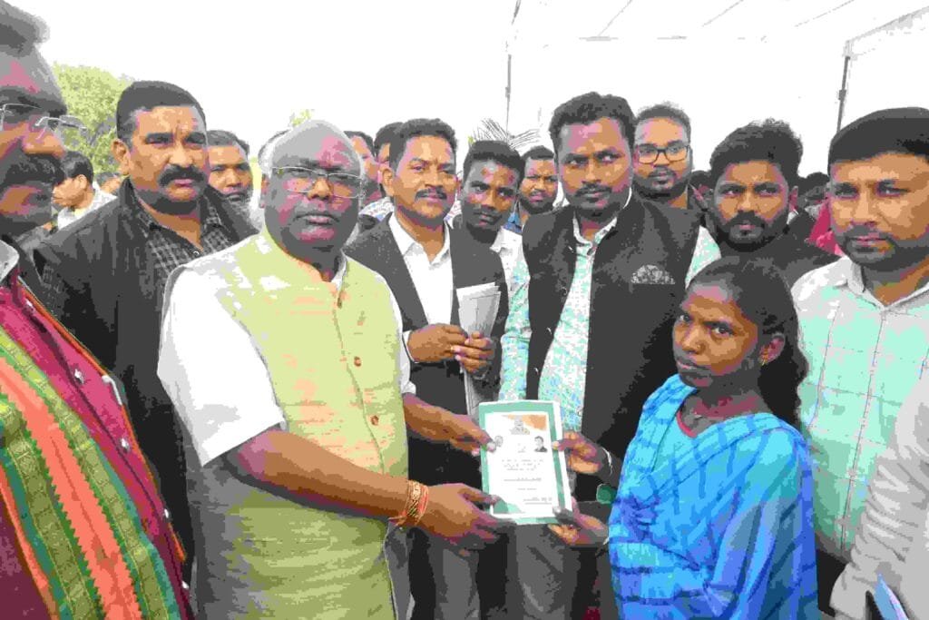 सुशासन सप्ताह के तहत प्रशासन गांव की ओर अभियान शुरू, सांसद श्री चिंतामणि के मुख्य आतिथ्य में राजापुर में जनसमस्या निवारण शिविर का आयोजन।।।